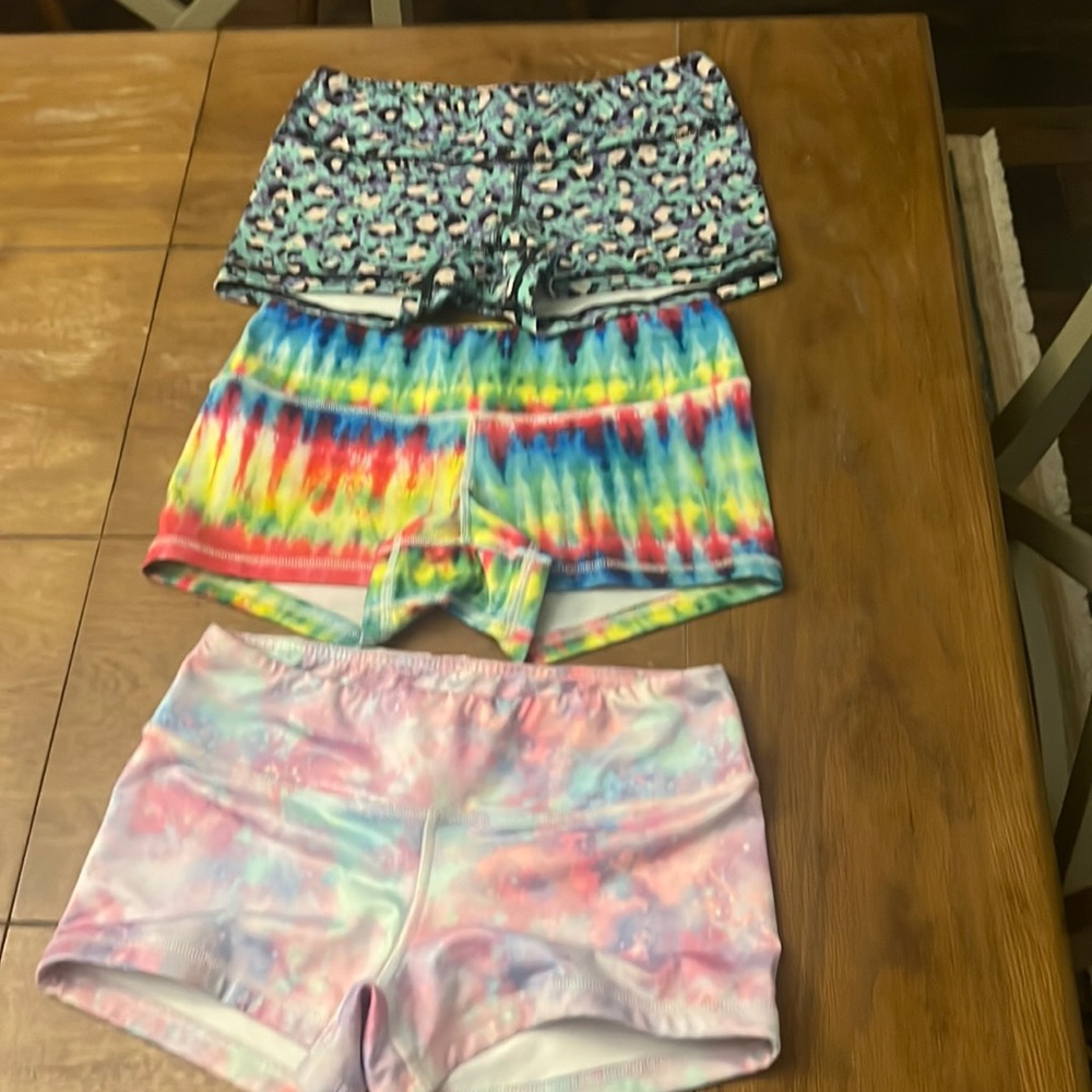 EUC FLEO bundle. 2.5 in inseam. Size small